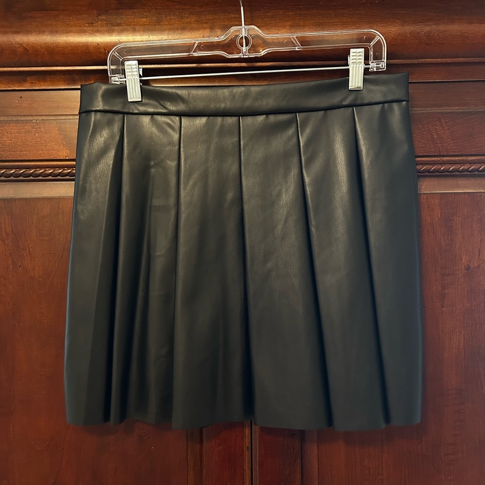 EE:SOME faux leather pleated skirt 🖤